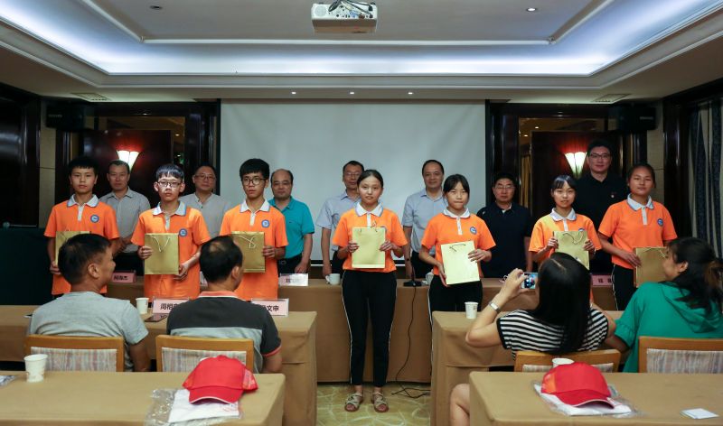 发放学习用品